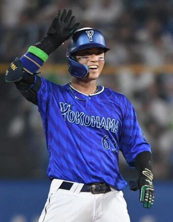 　６回、関根は左越えに適時二塁打を放ち、笑顔を見せる（撮影・佐藤厚）