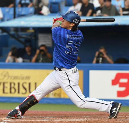 　１回，井上は左犠飛を放つ（撮影・佐藤厚）