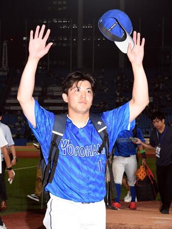 　スタンドからの歓声に両手を上げて応える東（撮影・佐藤厚）