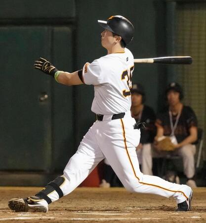 　７回、泉口が右越えに本塁打を放つ