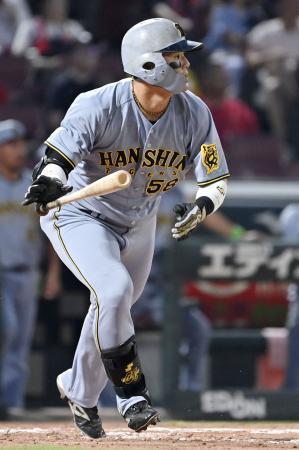 　４回阪神１死一塁、前川が左中間に適時二塁打を放つ＝マツダ