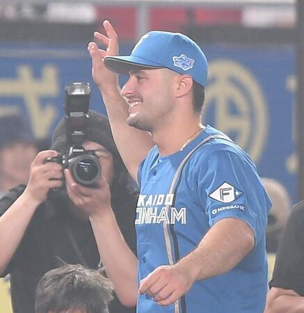 日本ハム助っ人　モデル美人妻の誕生日にＶ打　グラウンドで叫ぶ「本当に愛しています！」