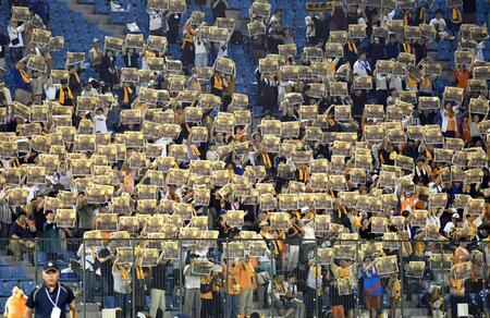 　５回終了後、長嶋茂雄さんの現役引退セレモニー時の写真が印刷されたタブロイド紙を一斉に掲げる観客