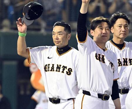 　試合後、ファンの声援に応える阿部監督（左）