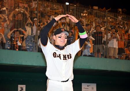 　ヒーローインタビューを終え、ポーズをとる丸