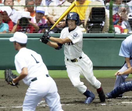 　０２年夏の甲子園の東邦戦で右前適時打を放つ大阪桐蔭時代の西岡剛氏
