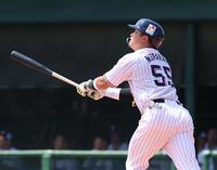 　４回、右飛を放つ村上（撮影・金田祐二）