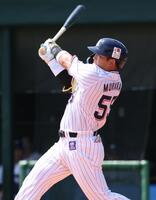 　４回、右飛を放つ村上（撮影・金田祐二）