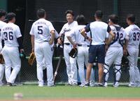 　円陣で話す村上（撮影・金田祐二）