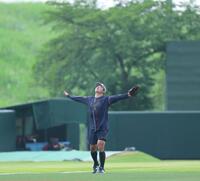 　守備練習で飛球を追う村上（撮影・金田祐二）