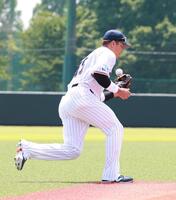 　２回、山田の打球をエラーする村上（撮影・金田祐二）