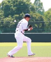 　２回、山田の打球をエラーする村上（撮影・金田祐二）