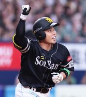 　３回、先制の満塁本塁打を放ちガッツポーズで駆け出す近藤（撮影・立川洋一郎）