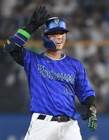 　６回、関根は左越えに適時二塁打を放ち、笑顔を見せる（撮影・佐藤厚）