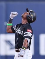 　５回、走者一掃の適時二塁打を放ちポーズを決めるダウンズ（撮影・立川洋一郎）