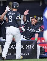 　３回、満塁本塁打を放った近藤（３）を迎える小久保監督（撮影・立川洋一郎）