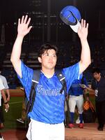 　スタンドからの歓声に両手を上げて応える東（撮影・佐藤厚）