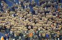 　５回終了後、長嶋茂雄さんの現役引退セレモニー時の写真が印刷されたタブロイド紙を一斉に掲げる観客