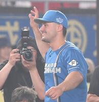 　ヒーローインタビューを終えファンの祝福に笑顔で応えるマルティネス（撮影・開出牧）