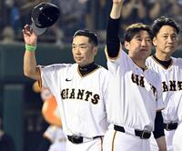 　試合後、ファンの声援に応える阿部監督（左）