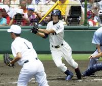 　０２年夏の甲子園の東邦戦で右前適時打を放つ大阪桐蔭時代の西岡剛氏