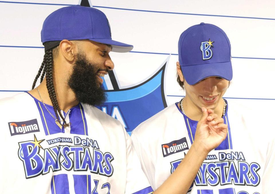 　会見中に入江（右）のあごひげをチェックするジャクソン（撮影・西岡正）