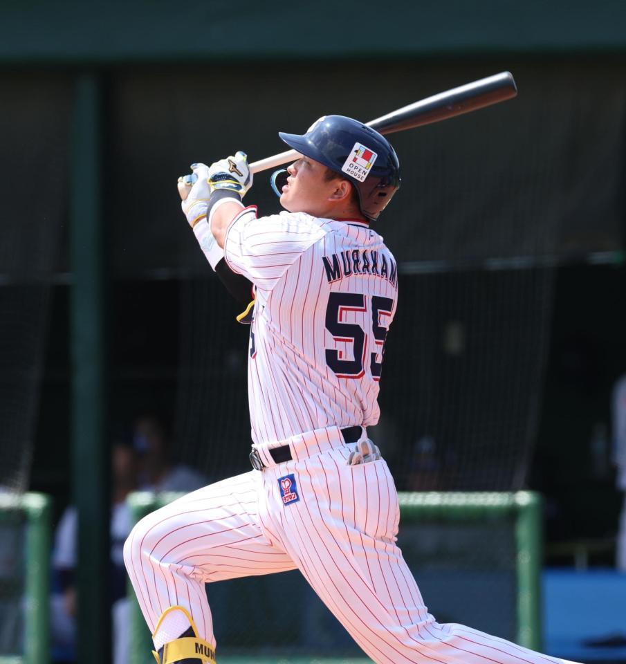 　４回、右飛を放つ村上（撮影・金田祐二）