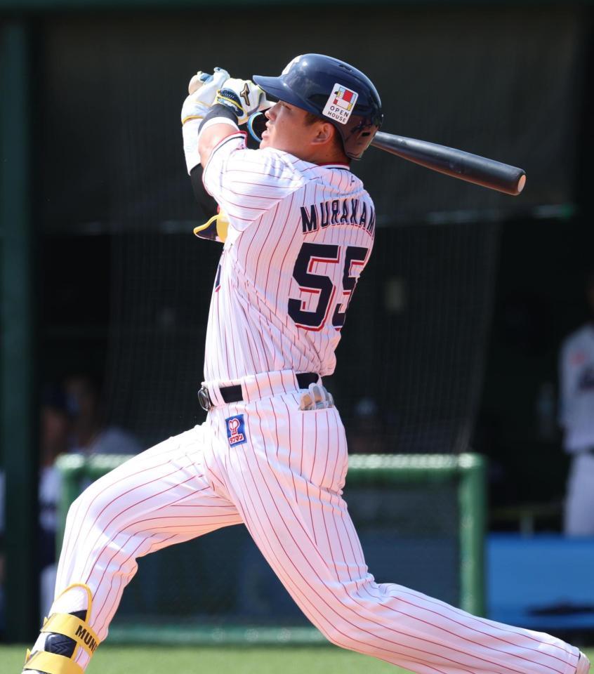 　４回、右飛を放つ村上（撮影・金田祐二）