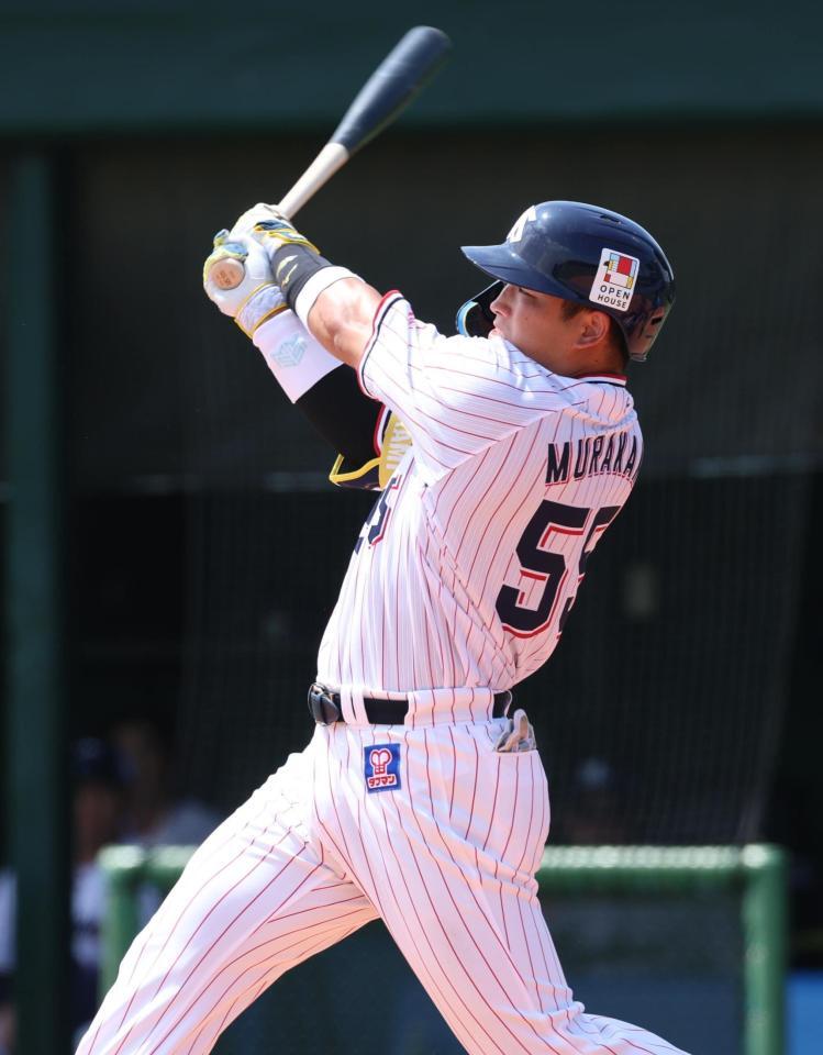 　４回、右飛を放つ村上（撮影・金田祐二）