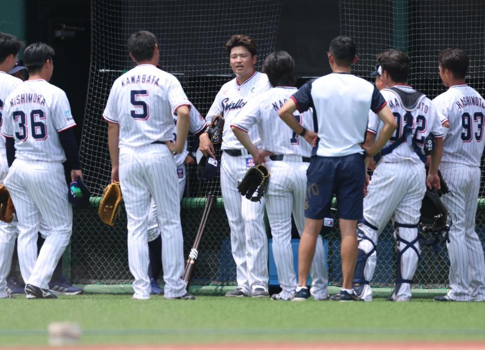 　円陣で話す村上（撮影・金田祐二）