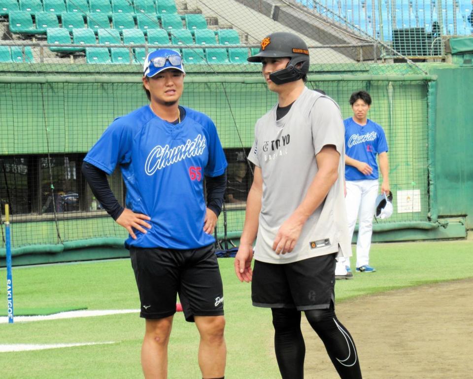 　佐藤と会話をする小林