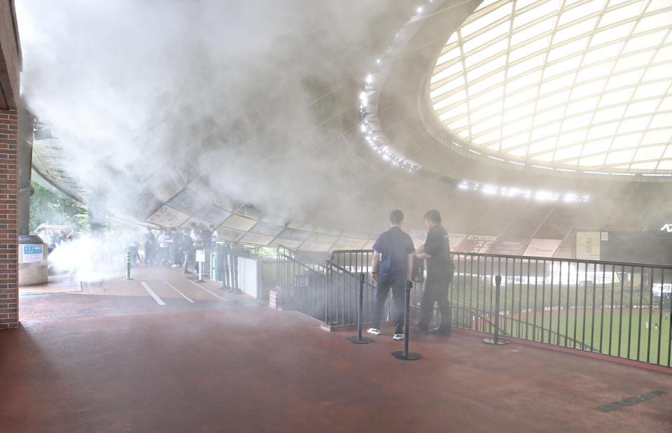 　ベルーナドームのメインコンコースに設置されたミスト噴射設備（撮影・持木克友）