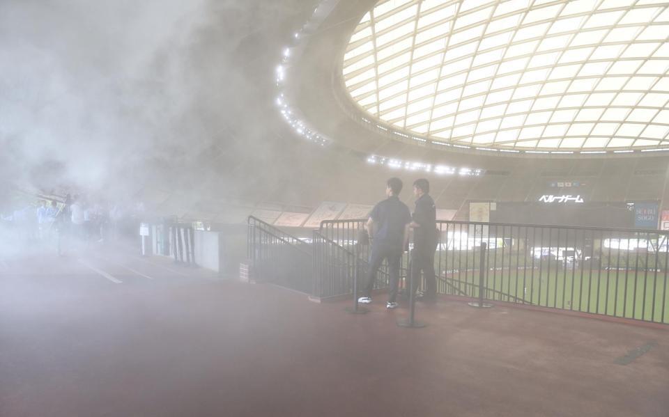 　ベルーナドームのメインコンコースに設置されたミスト噴射設備（撮影・持木克友）
