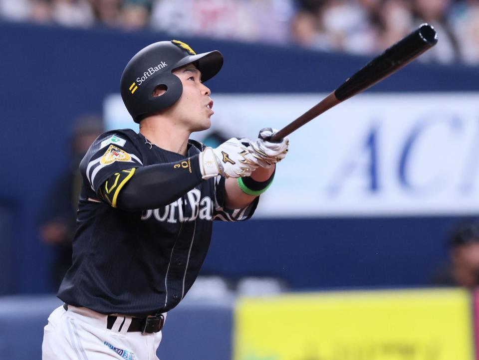 　３回、右翼スタンドへ先制の満塁本塁打を放つ近藤（撮影・立川洋一郎）