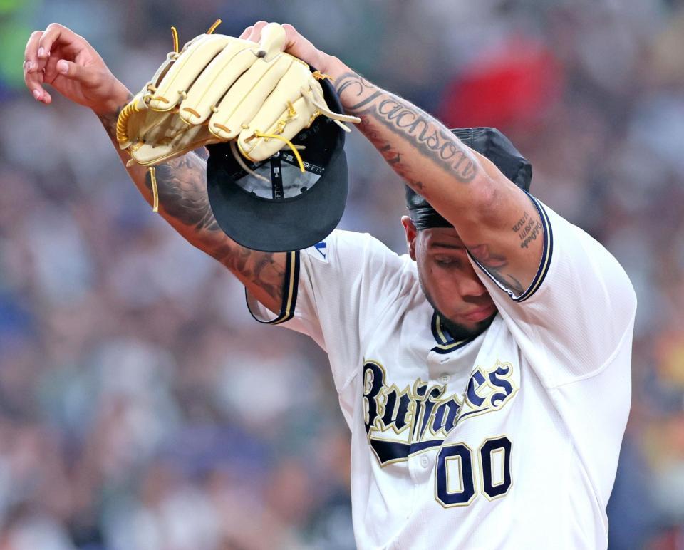 ５回表を投げ終えて８失点。汗をぬぐいながらベンチへ引き揚げるオリックス・アンダーソン・エスピノーザ＝京セラドーム大阪（撮影・立川洋一郎）