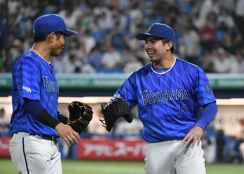 　７回、古賀の中飛を好捕した桑原（左）を笑顔で迎える東（撮影・佐藤厚）