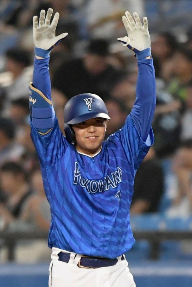 　４回、東は中前適時打を放ち、ベンチに向かいガッツポーズ（撮影・佐藤厚）