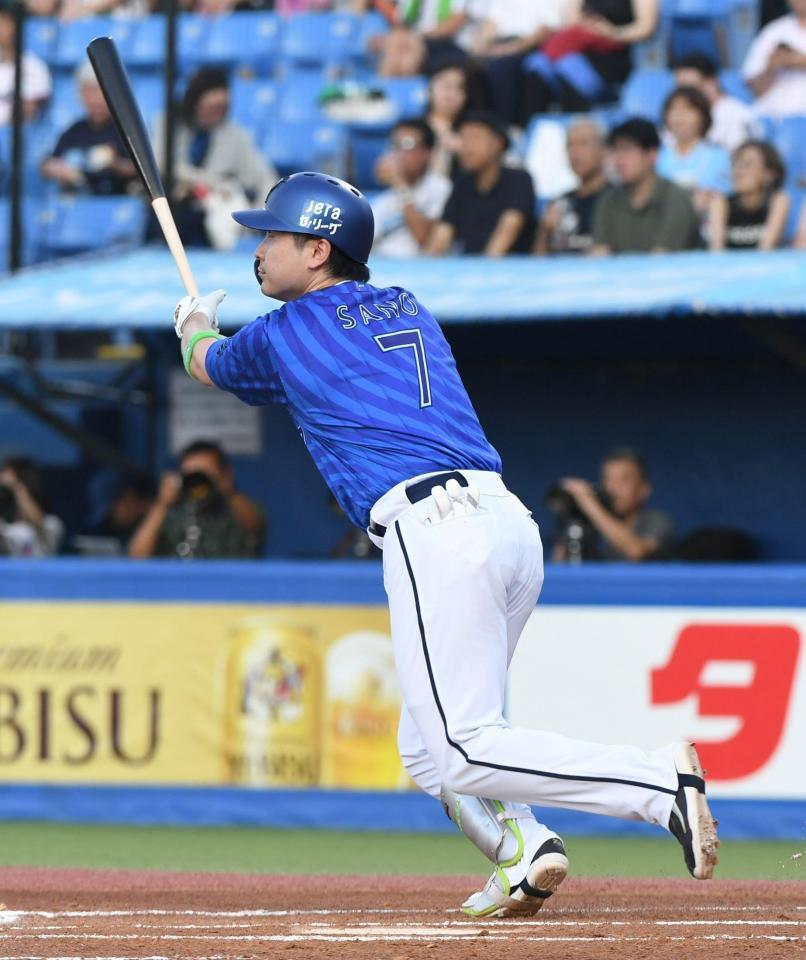 　１回、佐野は中越えに先制適時二塁打を放つ（撮影・佐藤厚）