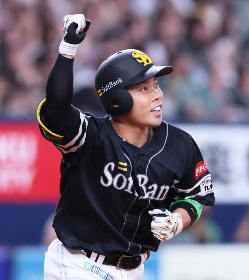 　３回、先制の満塁本塁打を放ちガッツポーズで駆け出す近藤（撮影・立川洋一郎）