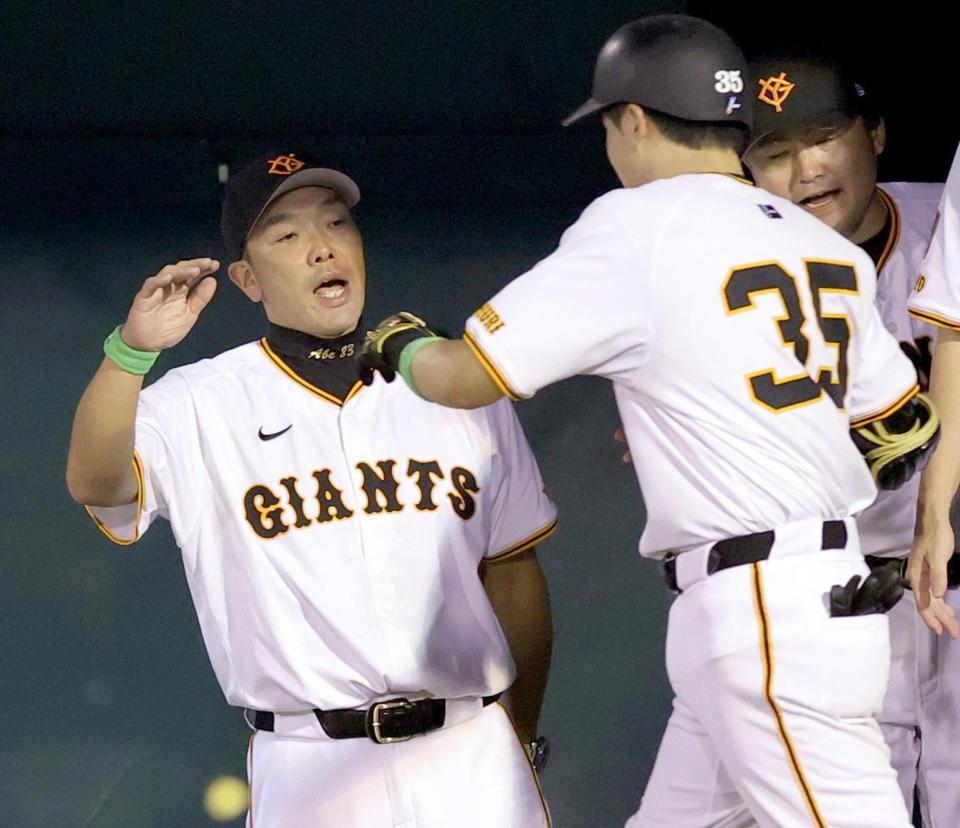 　７回、同点ソロを放った泉口（右）を迎える阿部監督