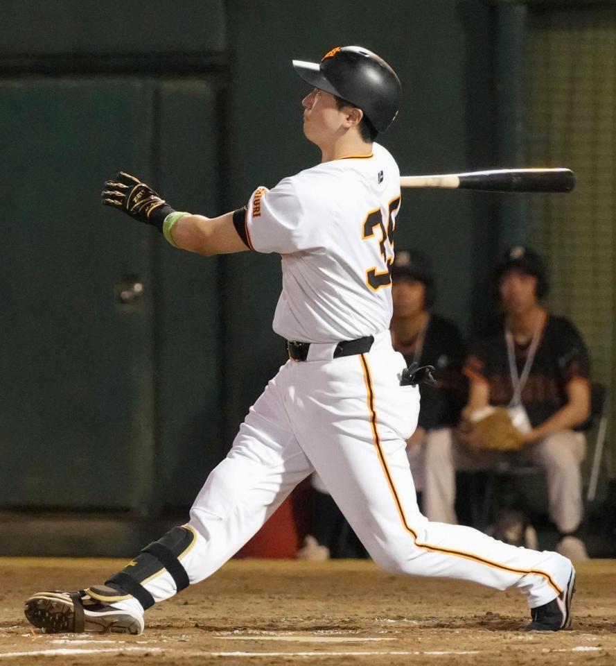 　７回、泉口が右越えに本塁打を放つ