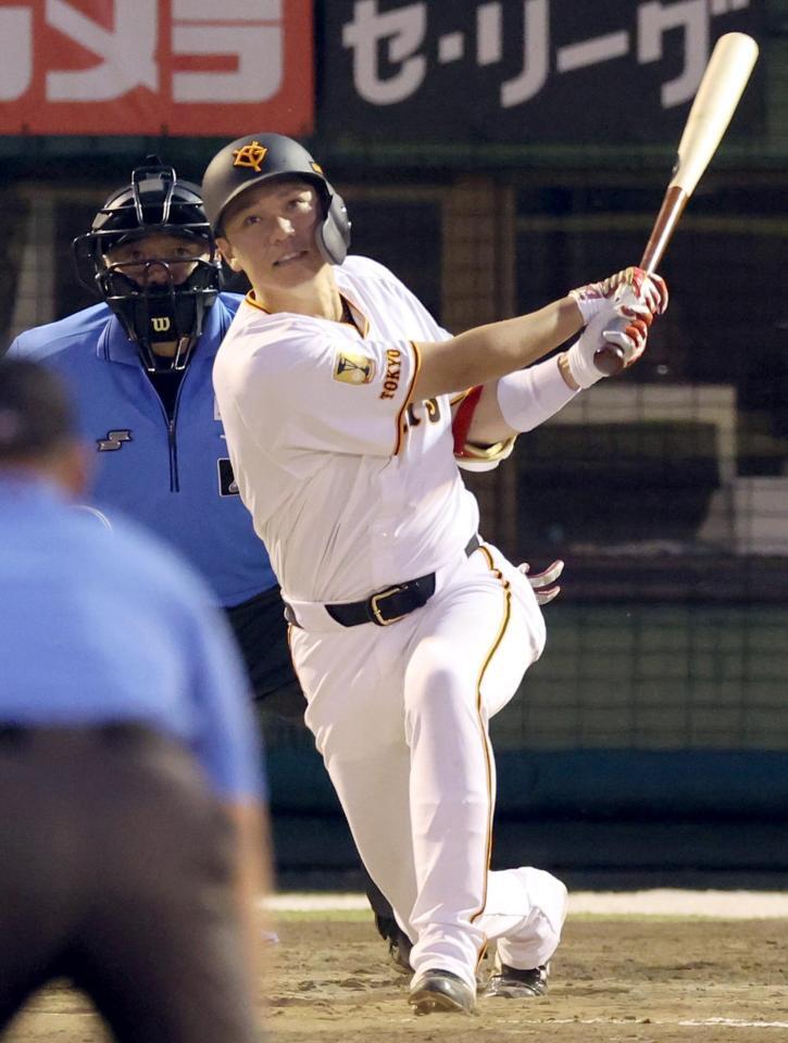 　４回、坂本が中越えに二塁打を放つ