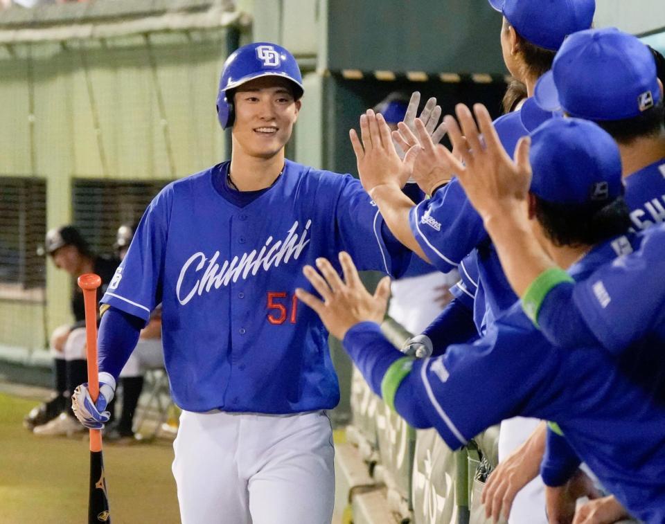 　８回、勝ち越しソロを放ち、ナインに迎えられる上林