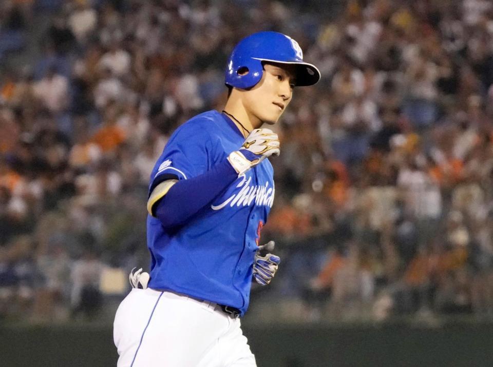 　８回、勝ち越しソロを放ち、ガッツポーズで本塁に向かう上林