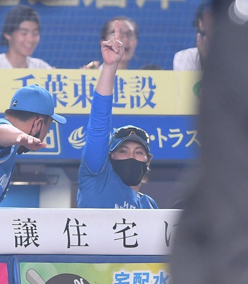 　１１回、代打・マルティネスが勝ち越しの右前適時打を放ちベンチで１本指を突き上げる新庄監督（撮影・開出牧）