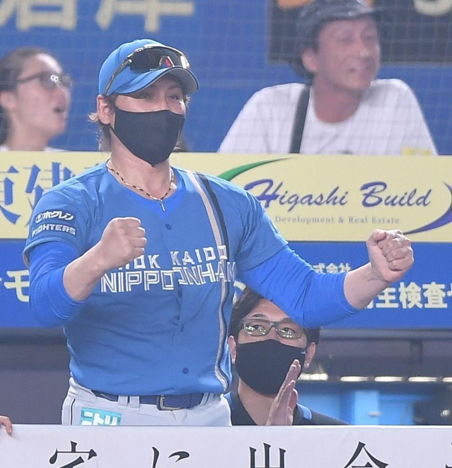 　１１回、代打・マルティネスが勝ち越しの右前適時打を放ちガッツポーズを決める新庄監督（撮影・開出牧）