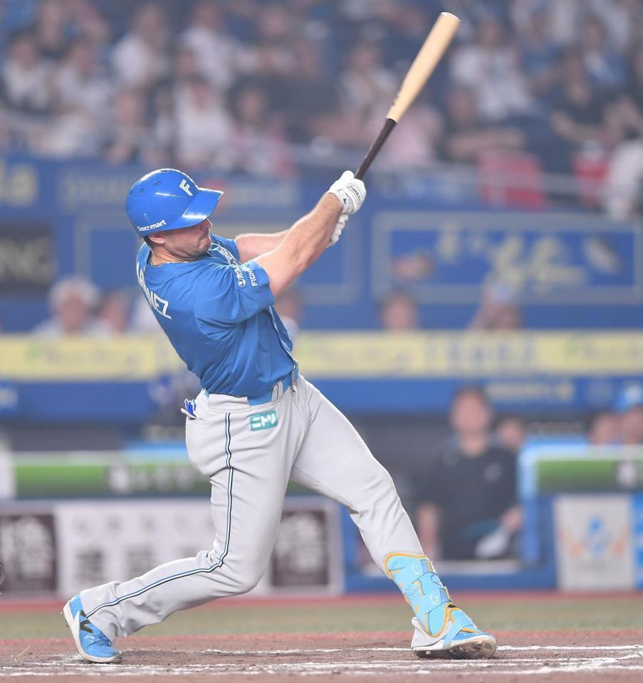 　１１回、勝ち越しの右前適時打を放つマルティネス（撮影・開出牧）