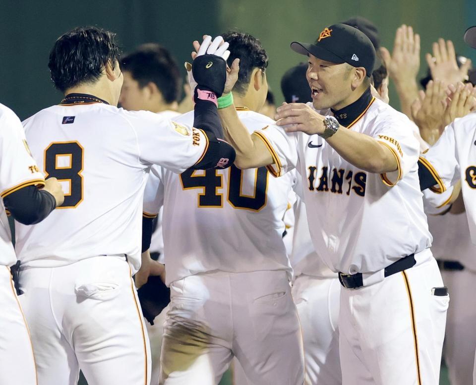 　逆転サヨナラ２点三塁打を放った丸㊧を迎える阿部監督