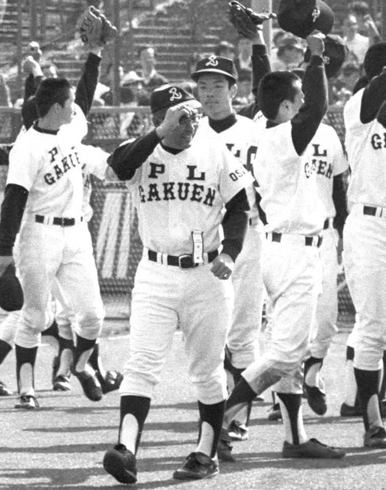 　８７年選抜で優勝を飾り応援団に帽子をとって応えるＰＬ学園監督時代の中村順司氏