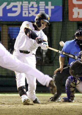 　９回、丸が逆転サヨナラ２点三塁打を放つ